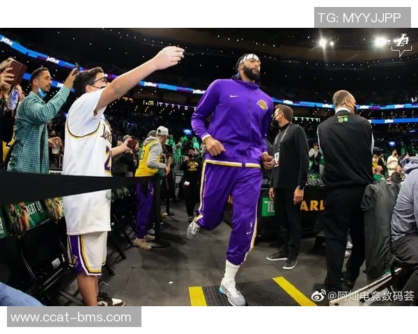 湖人对阵活塞第一节精彩比分回顾与分析